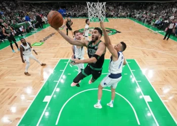 Play-Offs NBA: Jayson Tatum impacta las Finales con asistencias, rebotes y defensa