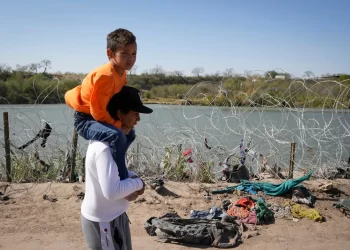 Falsa abogada recibe 14 años por engañar a migrantes y agentes fronterizos