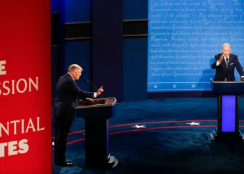Trump y Biden llegan empatados al debate
