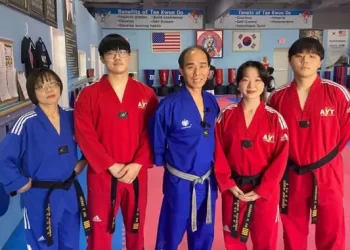 Familia de instructores de taekwondo salva a mujer de asalto sexual