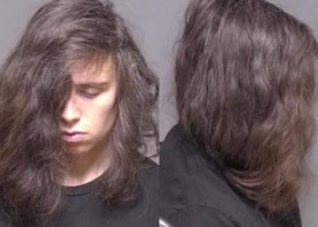 Arrestan a mujer por llevar un cadáver “envuelto” en un colchón en el asiento trasero de su auto