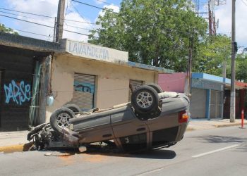 Camioneta choca con negocio en Ciudad Madero y sufre volcadura