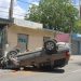 Camioneta choca con negocio en Ciudad Madero y sufre volcadura