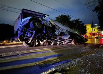 Camión de basura cae a enorme socavón en Ciudad Victoria