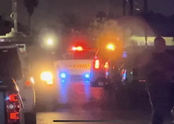 Policía balea a hombre tras atacarlos con un cuchillo