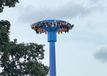 Rescatan a 30 personas que quedaron colgadas de cabeza en un juego mecánico