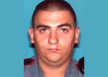 Ex oficial de policía se entrega tras 13 años fugitivo