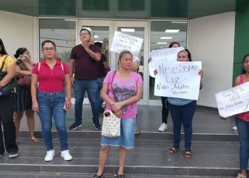 Presionan vecinos a la CFE por energía