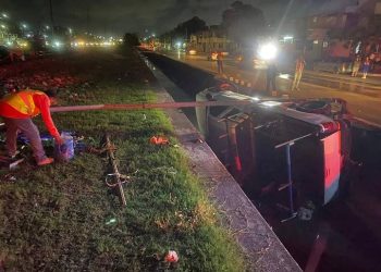 Camioneta se cae al canal en la Avenida Monterrey: hay cuatro heridos