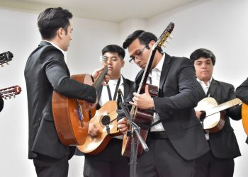 Voz y sentimiento con notas de guitarra