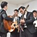 Voz y sentimiento con notas de guitarra