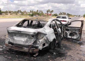 Se incendia automóvil en movimiento en Reynosa