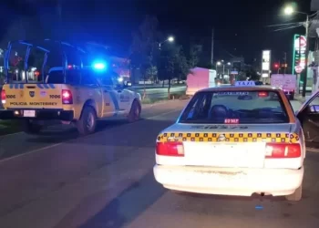 Asalta pareja a taxista en Monterrey