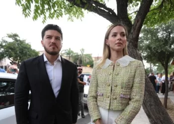 Mariana Rodríguez acude a votar con Samuel García