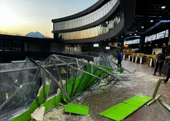 Monterrey: Anuncio de 80 metros cae sobre plaza comercial