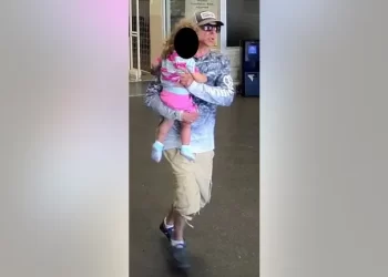 Asalta banco con una niña pequeña en brazos