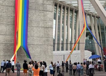 Rompen banderas LGBTIQ+ en oficinas del Infonavit