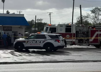 Asesinan a mujer afuera de una tienda