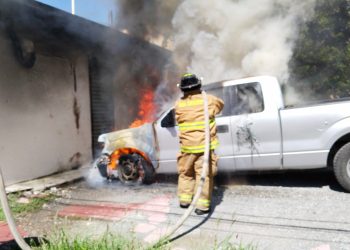 Regresa del dentista y encuentra su camioneta en llamas