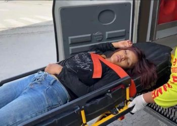 Mujer es hallada inconsciente en centro comercial