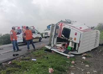 Ambulancia choca con tráiler, hay un muerto y dos heridos