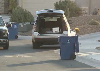 Niña de 2 años muere en un coche cerrado a casi 44 grados centígrados