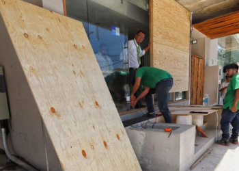 Quintana Roo declara alerta roja por acercamiento del huracán Beryl