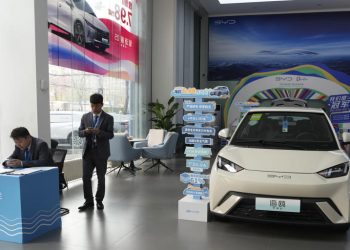 Vehículos eléctricos chinos de bajo costo amenazan la industria automotriz de EE.UU.