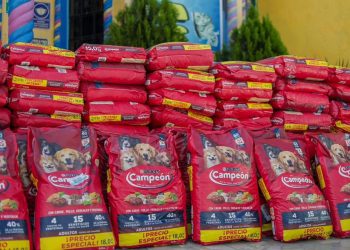 Entrega Gobierno de Reynosa 200 bultos de croquetas a asociación animalista