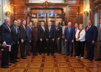 Vicente González, congresista texano, se reúne con líderes mexicanos para discutir deuda de agua