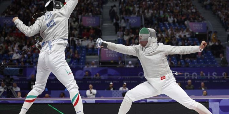 Paris 2024 Olympics - Fencing - Men's Sabre Individual Table of 64 - Grand Palais, Paris, France - July 27, 2024.
Gibran Zea of Mexico in action against Mohammad Fotouhi of Iran. REUTERS/Albert Gea