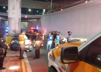 Muere al chocar en paso a desnivel de la avenida Rangel Frías