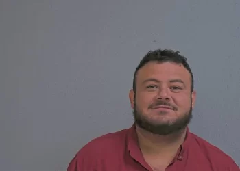 Arrestan a hombre por acosar y amenazar de muerte a su exnovia