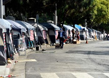 California endurece medidas contra personas sin hogar