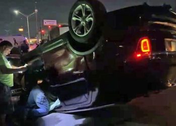 Da el “abuelazo”; Texano se vuelca después de celebrar que es abuelo