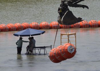 El gobernador Abbott planea expandir las barreras flotantes en el Río Grande