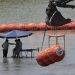 El gobernador Abbott planea expandir las barreras flotantes en el Río Grande