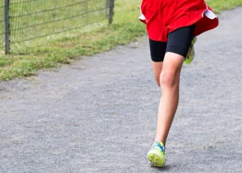 Joven de 15 años del equipo de cross country de Tennessee colapsa y muere durante una carrera rutinaria