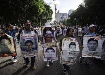 Familias de los 43 estudiantes de Ayotzinapa acusan a López Obrador de encubrir la verdad