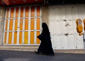 Mujer queda paralítica tras recibir un disparo por no llevar hiyab