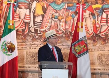Ken Salazar niega que embajada de EU dio donaciones a Mexicanos Contra la Corrupción