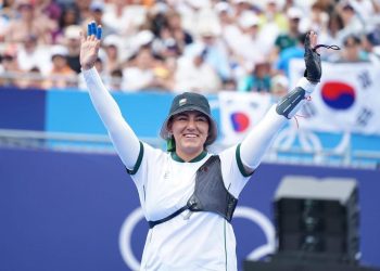 ARQUERA MEXICANA CON LA FRENTE EN ALTO