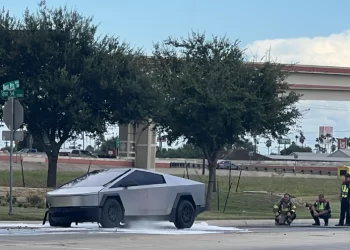 Se incendia Cybertruck al chocar… con un hidrante!