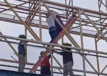 Evitan suicidio en puente peatonal de Bulevar Morelos