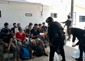 Rescatan a 18 migrantes encerrados en una casa en Monterrey