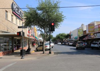 Aviso de cierre en Main St. debido a obras de drenaje en Jay Ave., McAllen