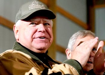 Kamala Harris escoge al gobernador de Minnesota, Tim Walz, como compañero de fórmula