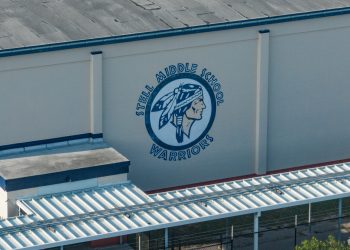 Conductor atropella el pie de una estudiante de secundaria