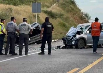 Choque frontal en carretera deja dos muertos y un menor herido