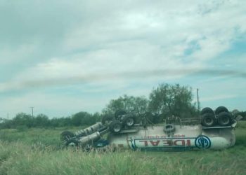 Vuelca pipa cargada de gas LP en el Libramiento San Fernando